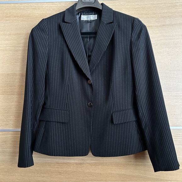 Tahari Arthur S. Levine Women's Sz 8 Black Pinstripe 2 Button Suit Jacket Blazer - Picture 1 of 4
